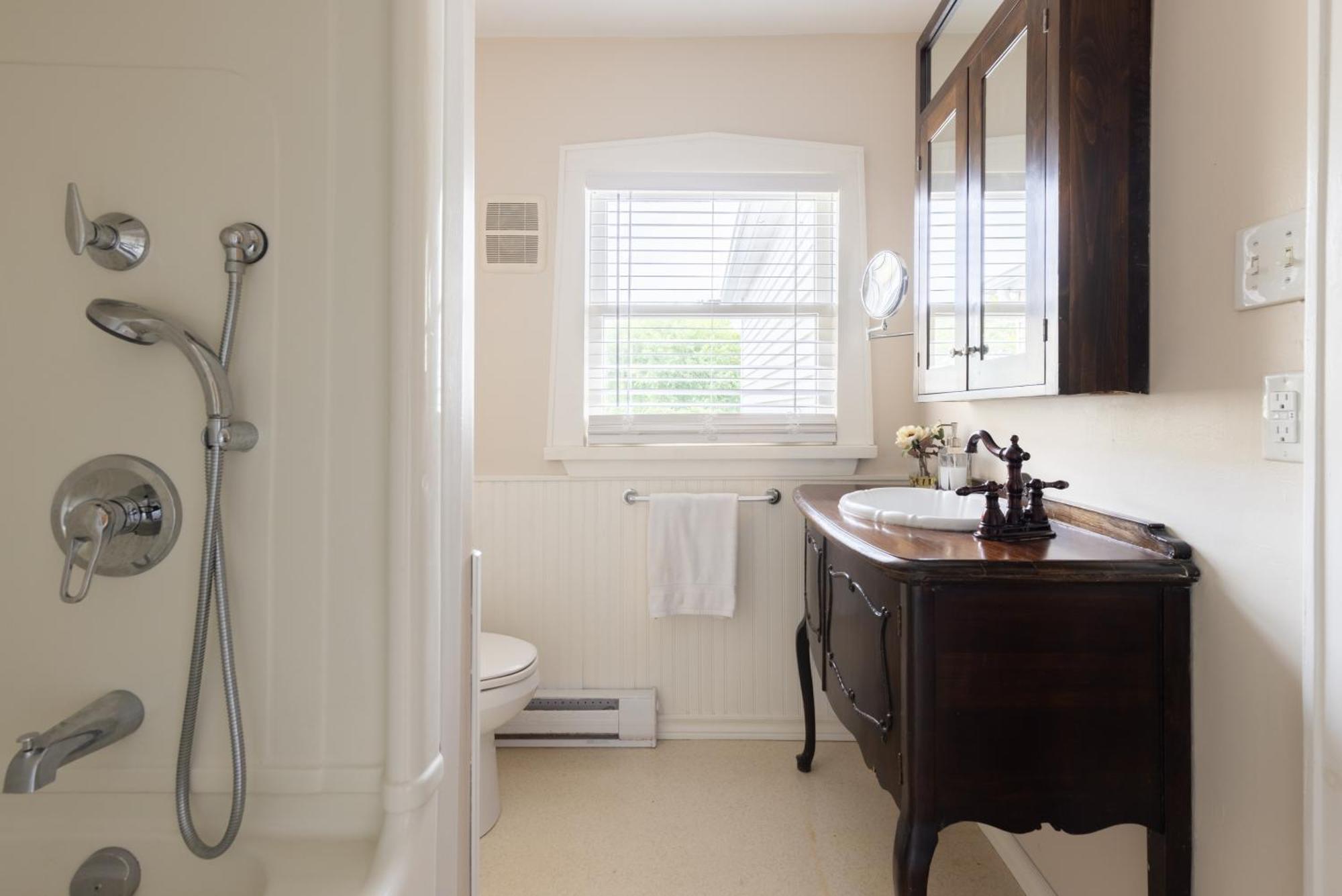 Hummingbird Haven Bed & Breakfast Luxury Suite With Terrace & Seasonal Lake Views Located In Historic Old Town Niagara-On-The-Lake Exterior foto